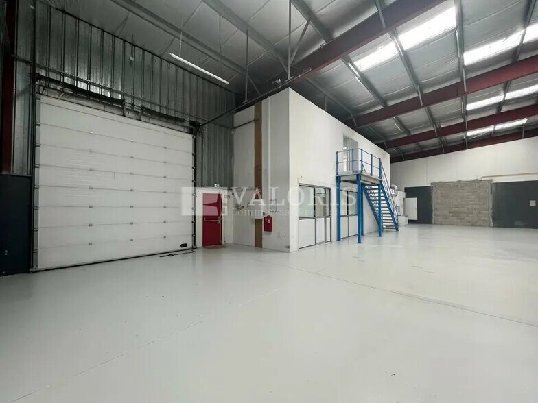 Light Industrial in Chassieu to rent - Building Photo - Image 3 of 9