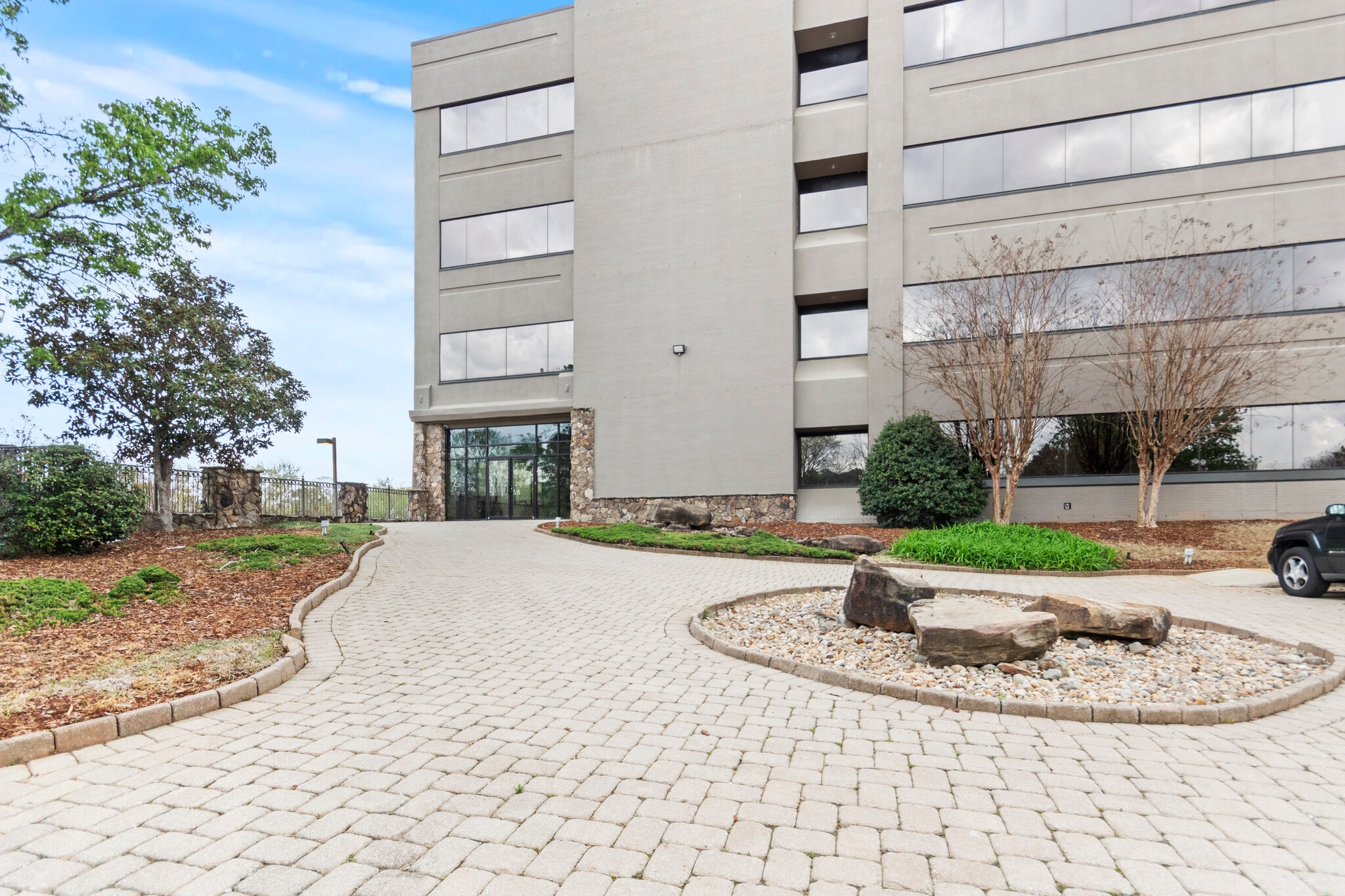 215 Wynn Dr, Huntsville, AL to rent Building Photo- Image 1 of 16