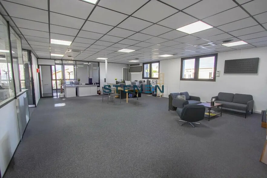 Office in Aix-en-Provence to rent - Interior Photo - Image 2 of 6