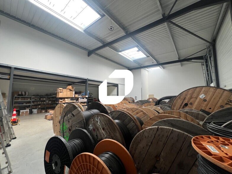Light Industrial in Vaulx-Milieu for sale - Interior Photo - Image 2 of 24