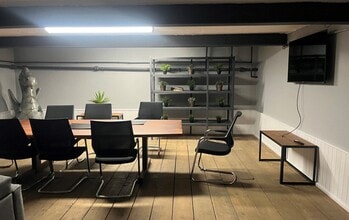 25-26 Gold Tops, Newport to rent Interior Photo- Image 2 of 7