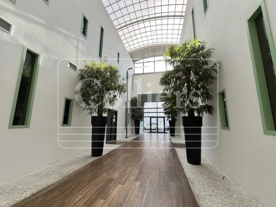 Office in Aix-en-Provence to rent Building Photo- Image 1 of 13