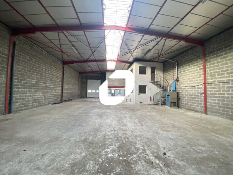 Light Industrial in SAINT-OUEN-L'AUMONE to rent - Interior Photo - Image 3 of 9