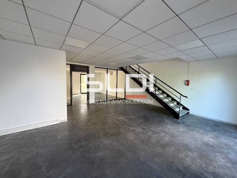 Light Industrial in Saint-Laurent-de-Mure for sale Interior Photo- Image 1 of 13