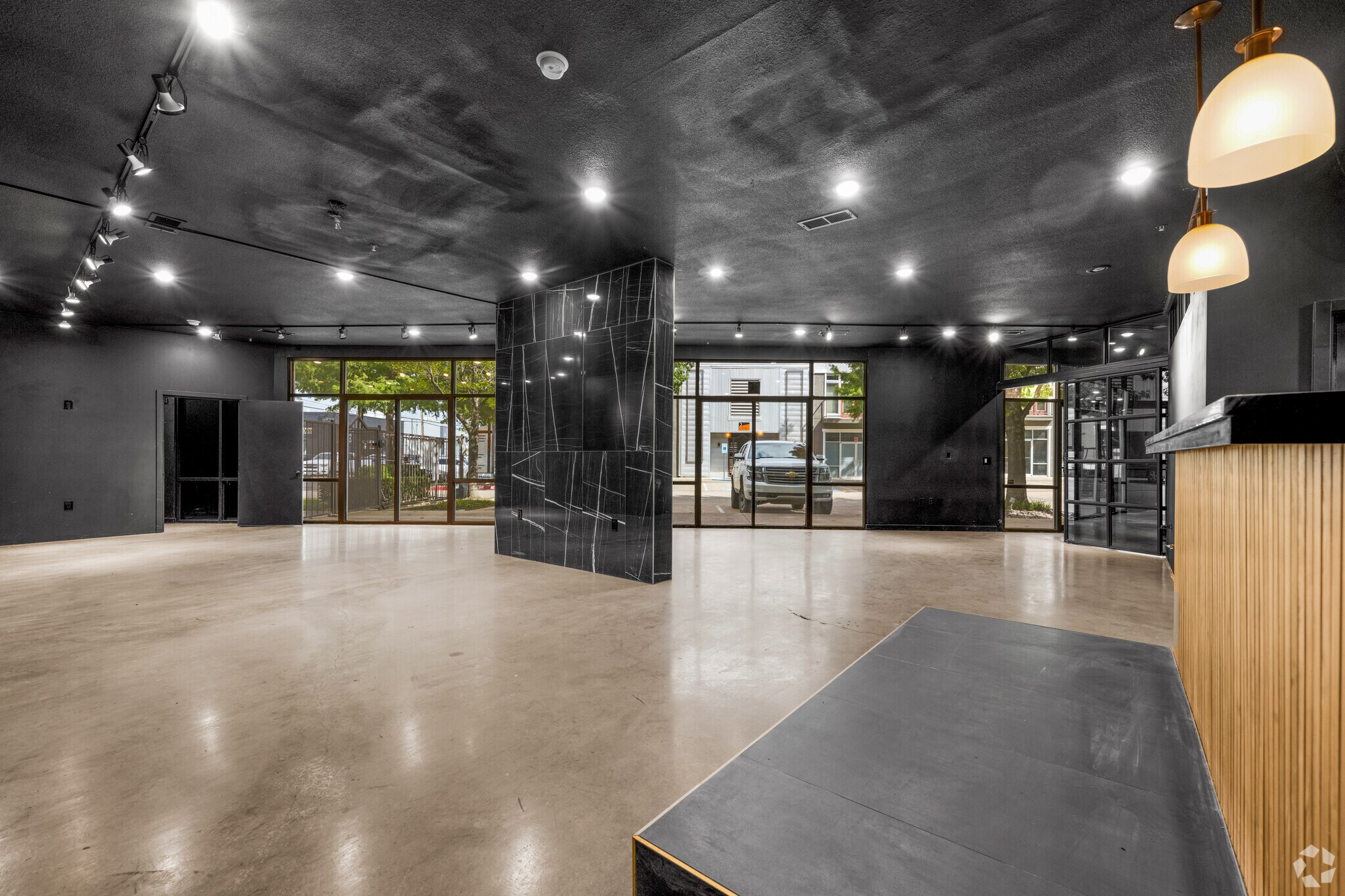 1430 Dragon St, Dallas, TX to rent Interior Photo- Image 1 of 8