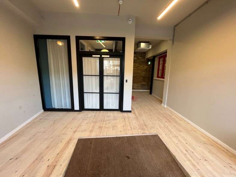49 Green Lanes, London to rent - Building Photo - Image 2 of 7