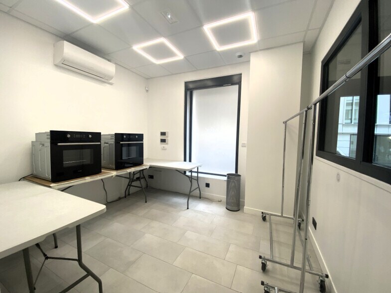 Office in Paris for sale - Building Photo - Image 2 of 10
