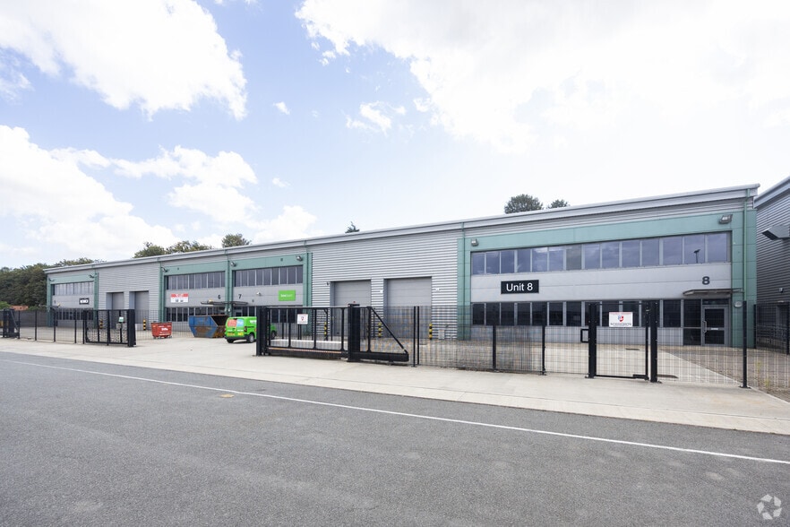 Motherwell Way, Grays to rent - Primary Photo - Image 1 of 2