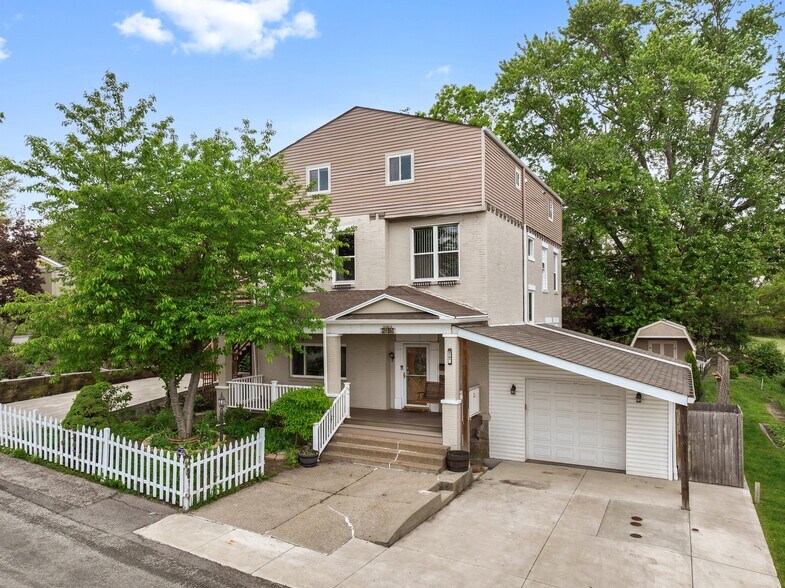 2101 Lonsdale St, Pittsburgh, PA for sale - Building Photo - Image 1 of 1