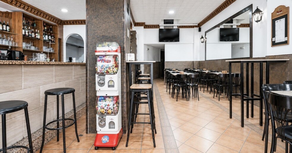 Retail in La Zubia for sale - Interior Photo - Image 1 of 12