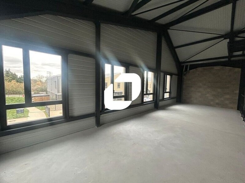 Light Industrial in Groslay to rent - Interior Photo - Image 3 of 3