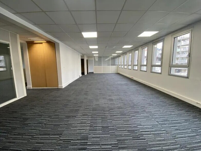Office in Clichy to rent - Interior Photo - Image 3 of 15