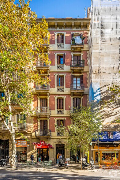 Retail in Barcelona, Barcelona to rent - Primary Photo - Image 1 of 1
