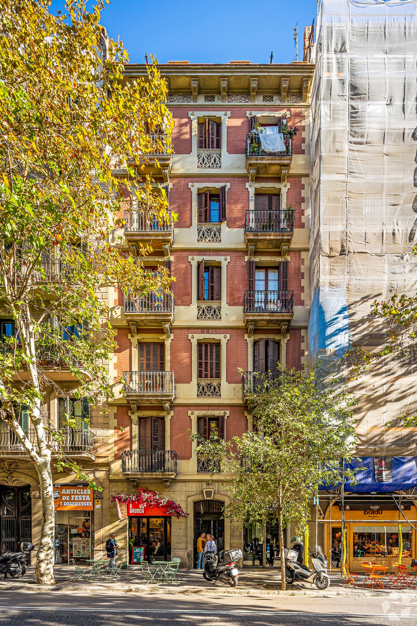 Retail in Barcelona, Barcelona to rent Primary Photo- Image 1 of 2