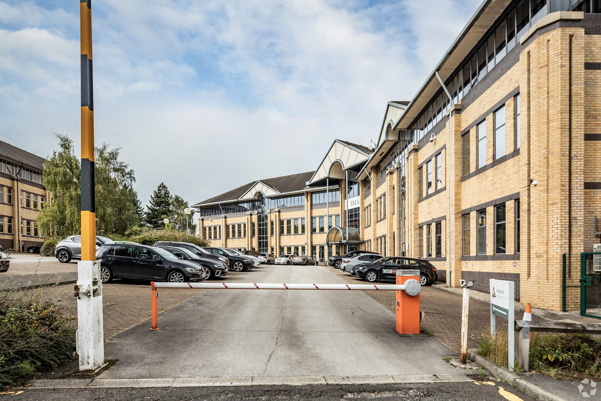 5 New Augustus St, Bradford to rent Building Photo- Image 1 of 3