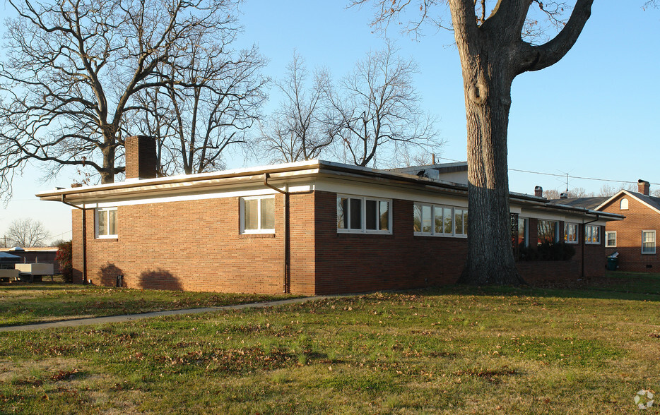 912 N Main Ave, Newton, NC for sale - Building Photo - Image 3 of 4