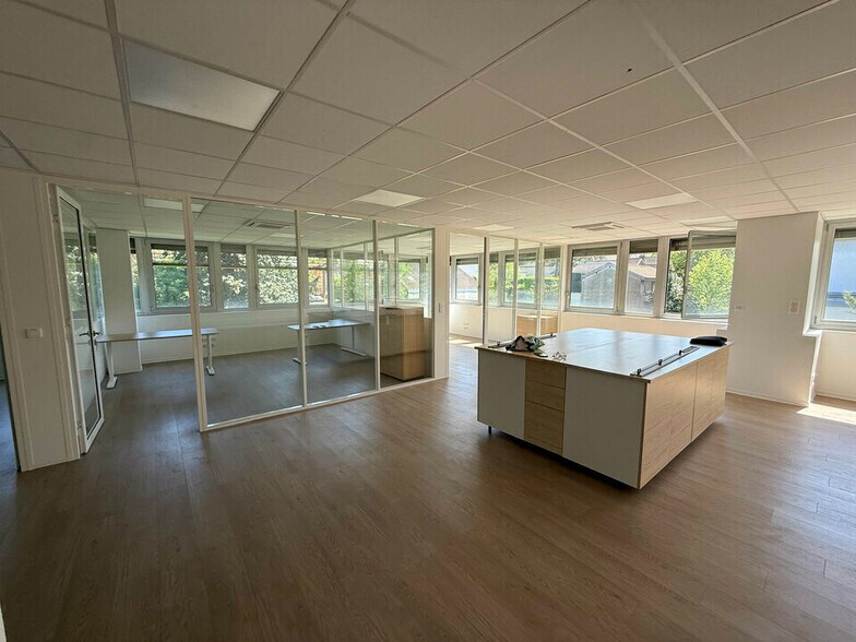Avenue Général De Gaulle, Caluire-et-Cuire to rent - Interior Photo - Image 1 of 6