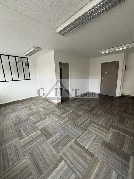 Office in Ivry-sur-Seine to rent - Interior Photo - Image 2 of 4