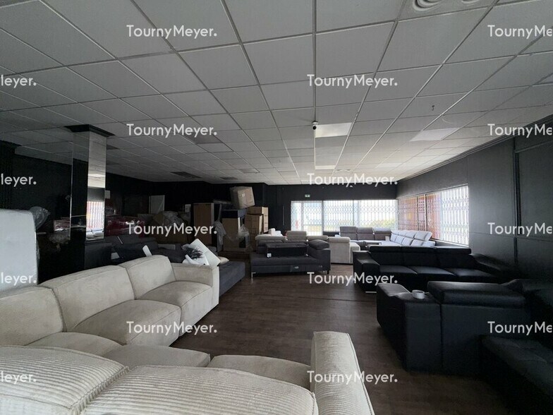 Light Industrial in Portet Sur Garonne to rent - Interior Photo - Image 1 of 5