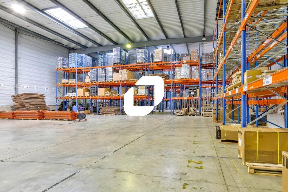 Light Industrial in Saint-Thibault-des-Vignes to rent Interior Photo- Image 1 of 4