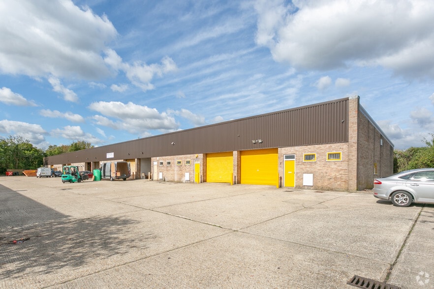 North Way, Andover to rent - Building Photo - Image 2 of 4