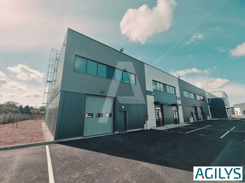 Light Industrial in Savigny-le-Temple to rent Building Photo- Image 1 of 10