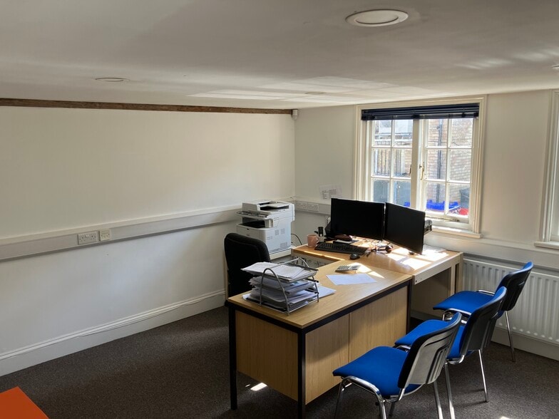 1 Market Hill Market Hill, Royston to rent - Building Photo - Image 3 of 4