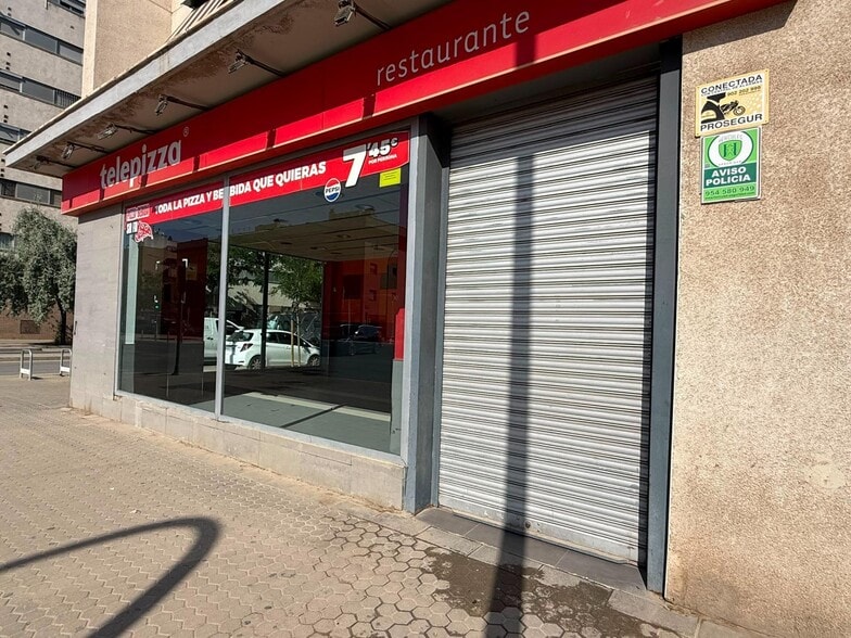 Retail in Seville, Sevilla to rent - Building Photo - Image 2 of 22