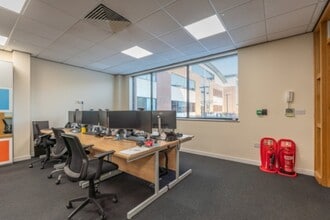 1 Brooklands Rd, Weybridge to rent Interior Photo- Image 2 of 4