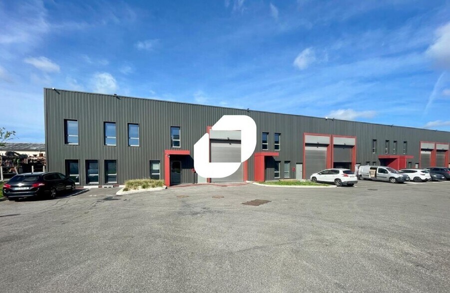 Light Industrial in Chassieu to rent - Building Photo - Image 1 of 20