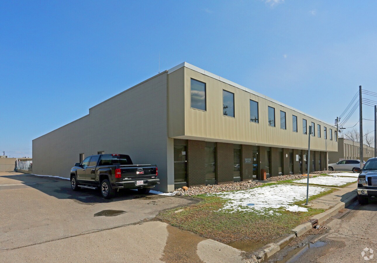 4527 101st St NW, Edmonton, AB T6E 5C6 UK