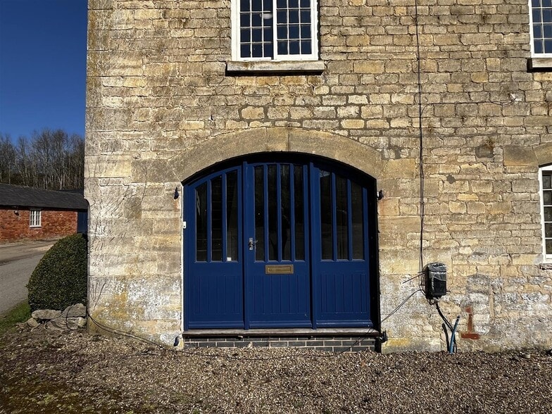 Unit 2, Lakeview, Cringle Lane, Stoke Rochford, Stoke Rochford to rent - Building Photo - Image 2 of 19