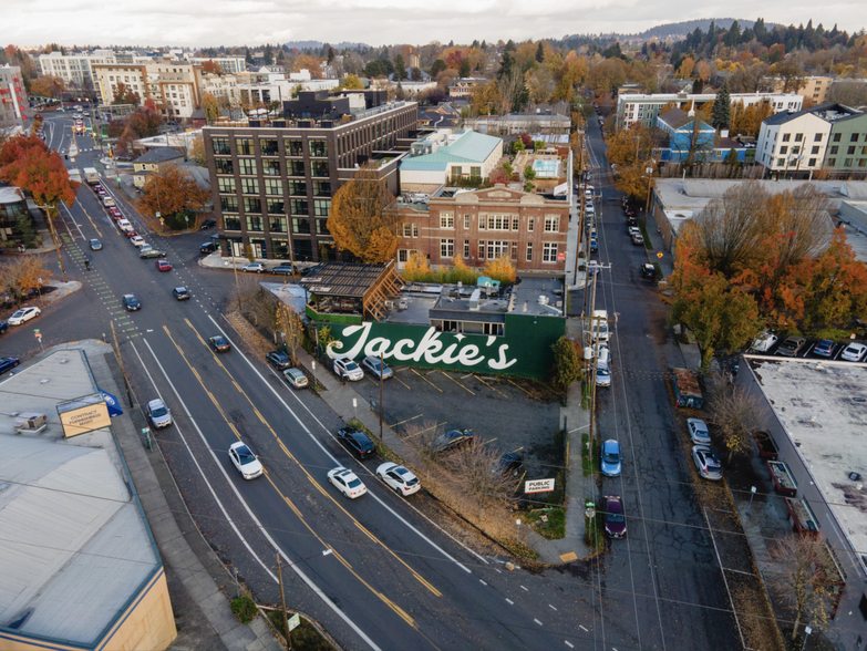 930 SE Sandy Blvd, Portland, OR for sale - Building Photo - Image 2 of 6