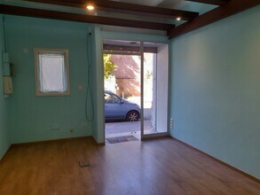 Retail in Sant Just Desvern, Barcelona to rent Interior Photo- Image 2 of 7