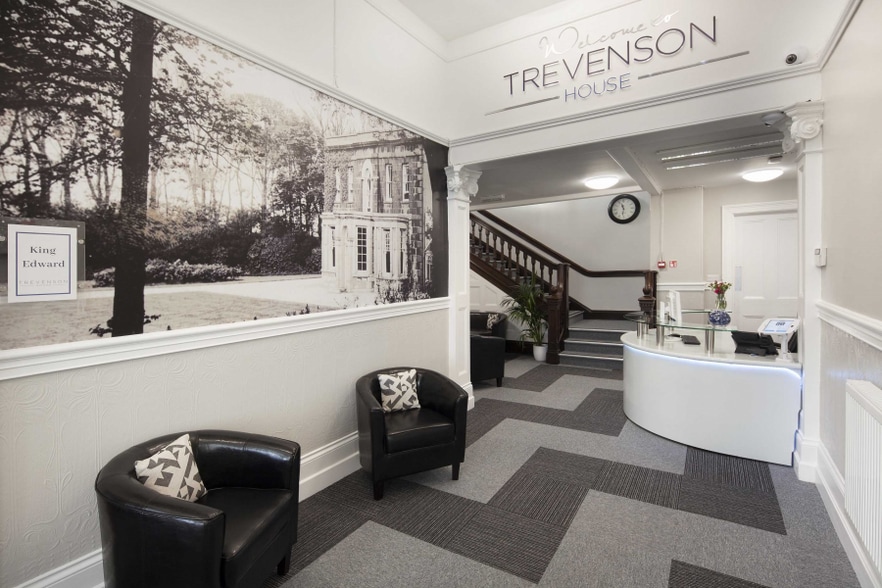 Trevenson Ln, Pool to rent - Interior Photo - Image 2 of 13