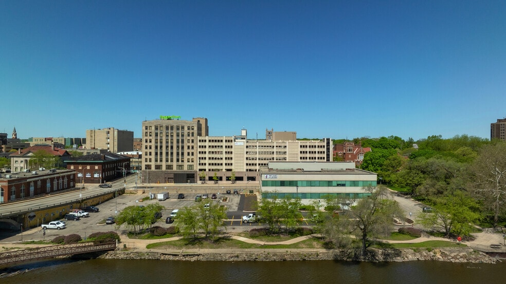 100 Park Ave, Rockford, IL to rent - Building Photo - Image 3 of 9