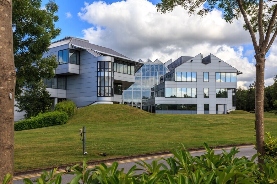 Ermyn Way, Leatherhead for sale - Primary Photo - Image 1 of 1