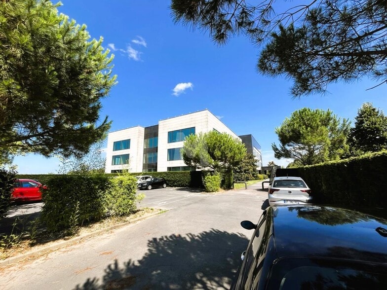 Office in Lieusaint to rent - Building Photo - Image 2 of 18
