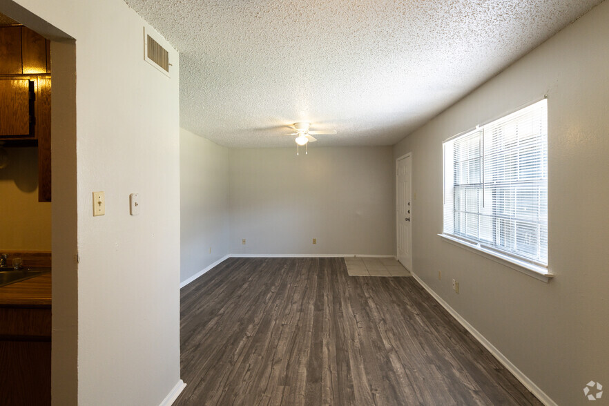 255 Turner St, Roanoke, TX for sale - Interior Photo - Image 2 of 49