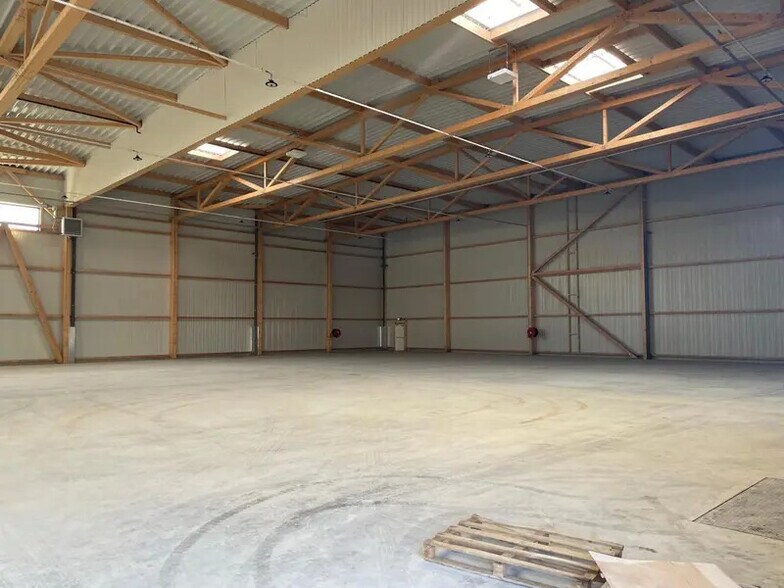 Industrial in Tremblay-en-France to rent - Building Photo - Image 2 of 9