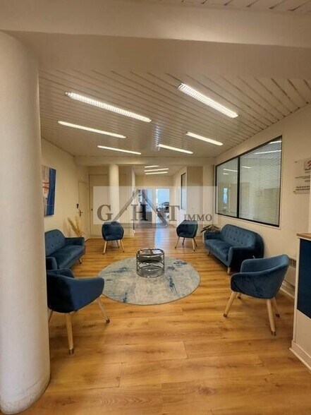 Office in Noisy Le Grand for sale - Lobby - Image 2 of 6