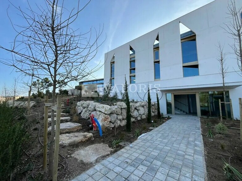 Office in Aix-en-Provence to rent - Building Photo - Image 3 of 15