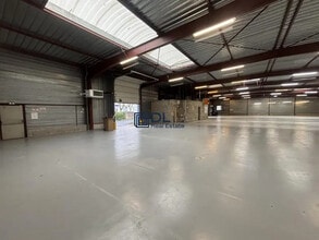 Industrial in Saint-Pierre-du-Perray to rent Interior Photo- Image 2 of 15