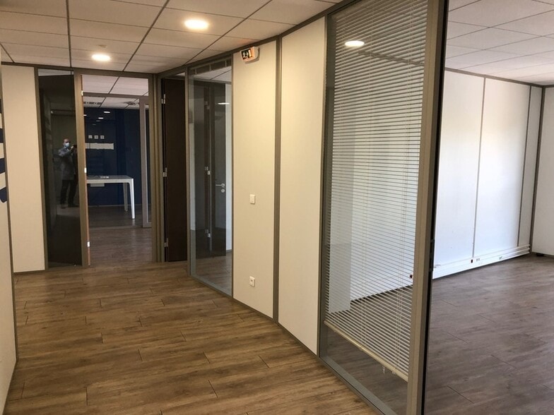 Office in Rillieux-la-Pape to rent - Building Photo - Image 3 of 8