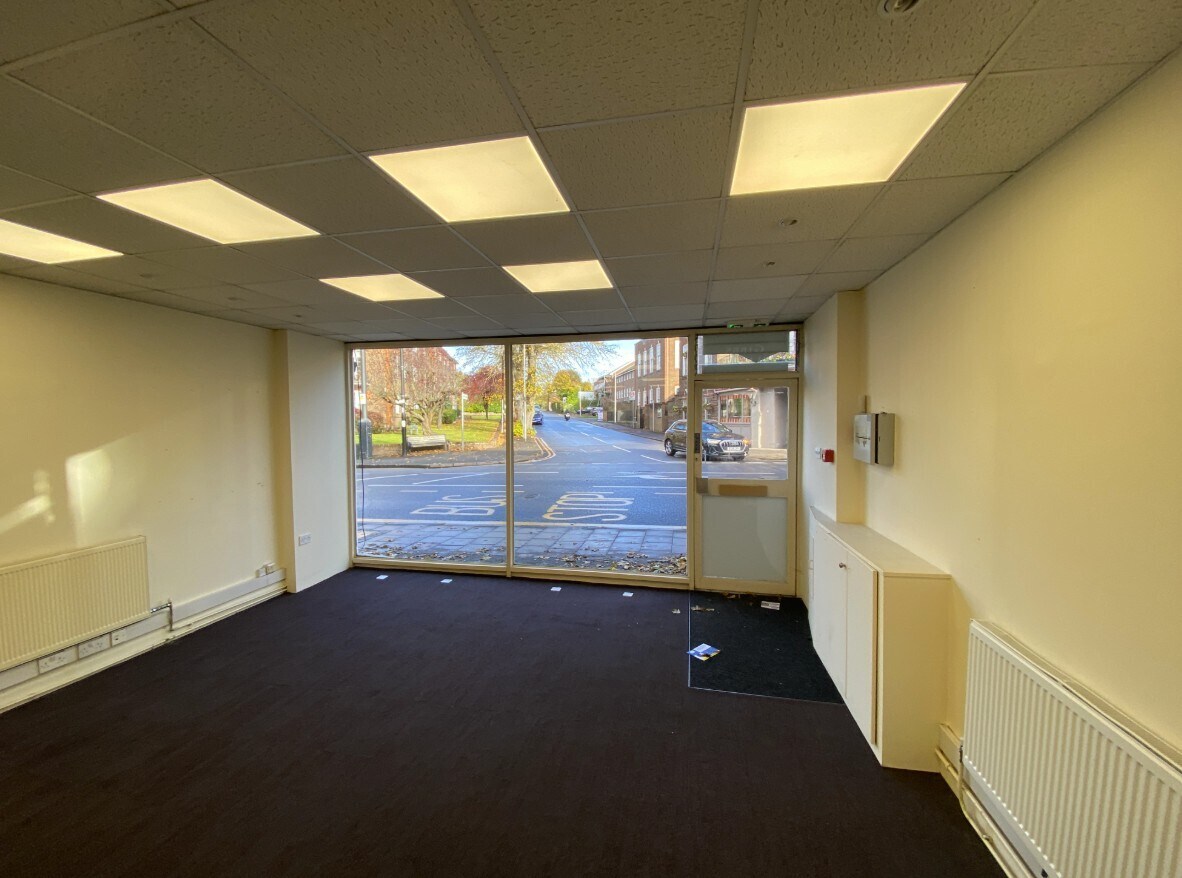 26 Green Ln, Northwood to rent Interior Photo- Image 1 of 4