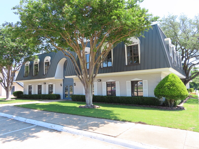 1636 N Hampton Rd, DeSoto, TX for rent - Building Photo - Image 1 of 26