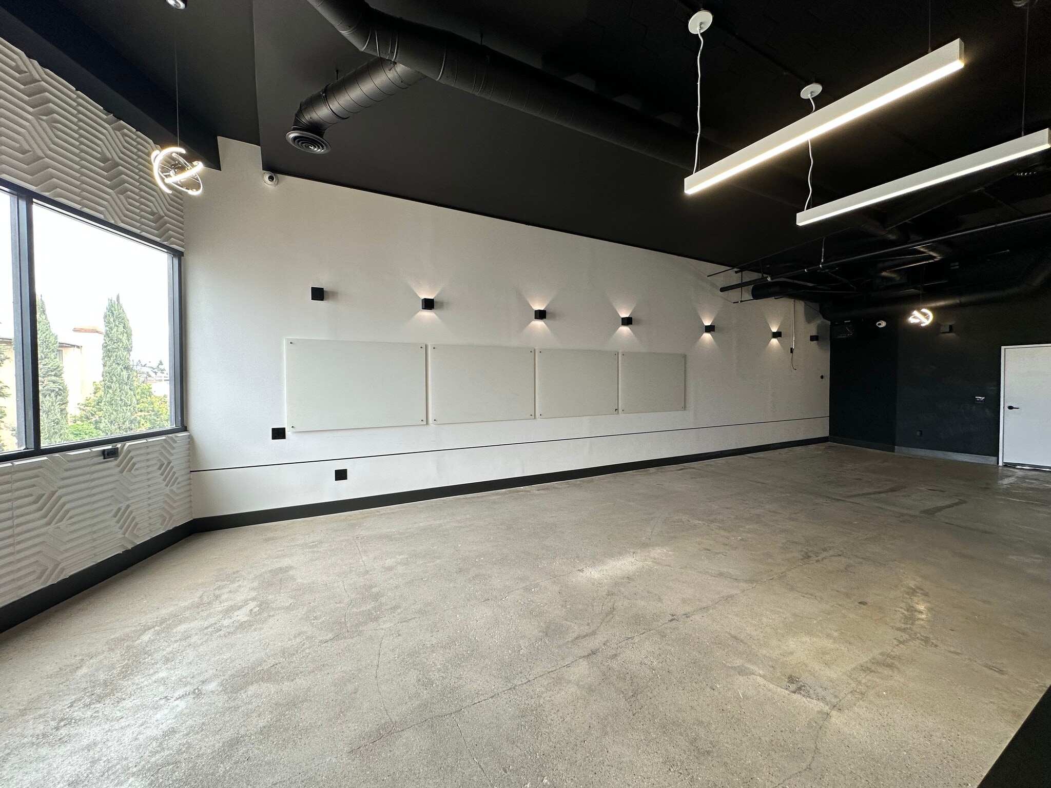 18607 Ventura Blvd, Tarzana, CA to rent Building Photo- Image 1 of 4