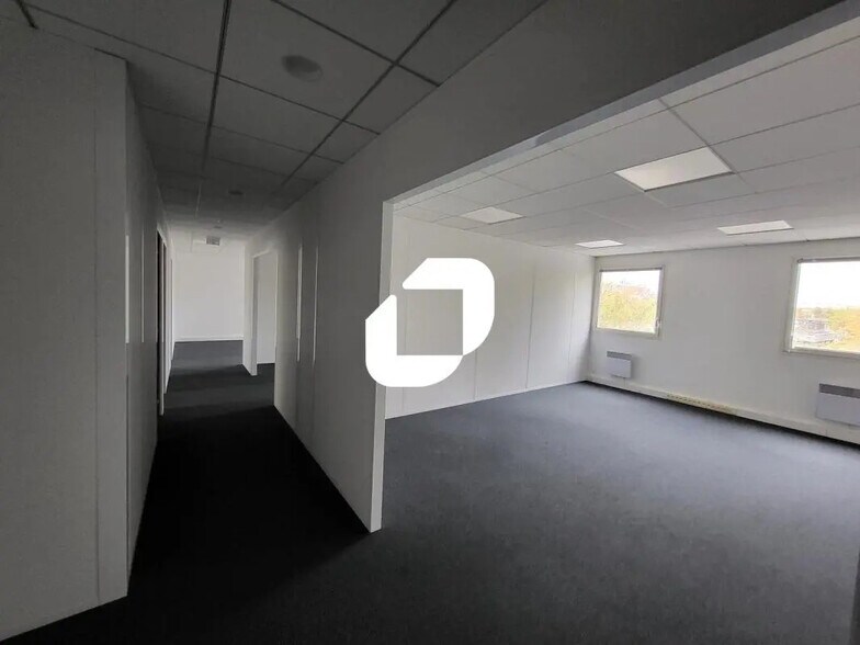 Office in Loos to rent - Interior Photo - Image 2 of 7