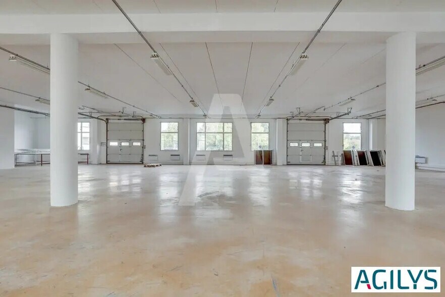 Light Industrial in Les Ulis to rent - Interior Photo - Image 3 of 8