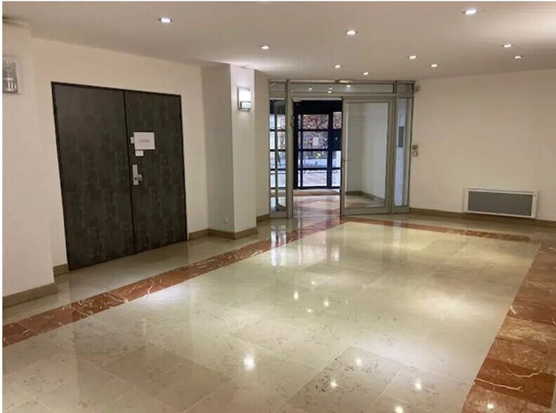 Office in Clichy to rent - Building Photo - Image 2 of 8